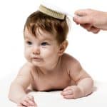 peinando a un bebe