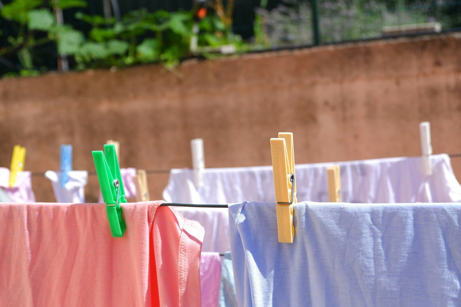 Ropa de colores colgada con pinzas de madera