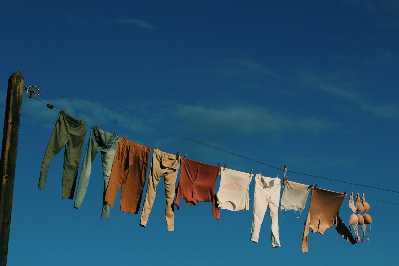 Ropa tendida en una cuerda bajo un cielo azul